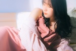 清冷气质美女小露香肩性感写真