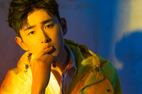 Wang Yanlin handsome photo desktop wallpaper with light and shadow