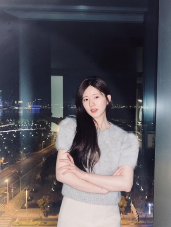 趙露思黑絲短裙性感圖片