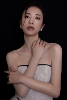 Sexy photo of Zhou Yutong in bow cake dress