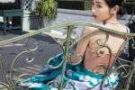 Zhang Zifeng's charming and sexy photos in chest-wrapped dress