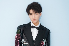 Wang Junkai handsome picture desktop wallpaper in printed suit