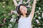Pictures and photos of beautiful girls in the spring flower season