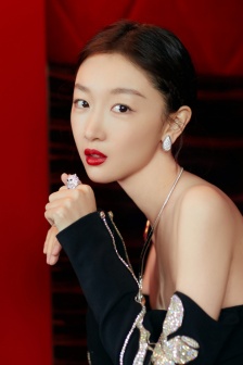 周冬雨香肩露背魅惑性感寫真