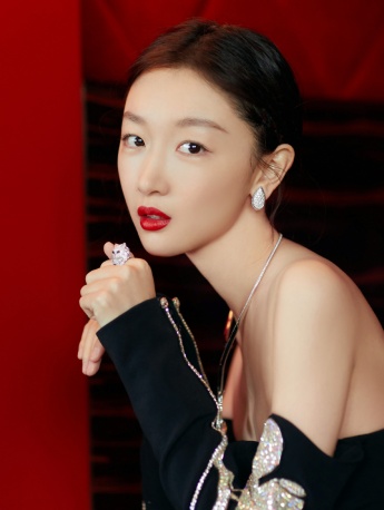 Zhou Dongyu's fragrant shoulder and backless charming sexy photo