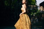Wang Feifei's sexy pictures and photos of gilded wood grain skirt