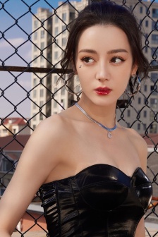 Dilireba's glamorous and sexy photo in black bra