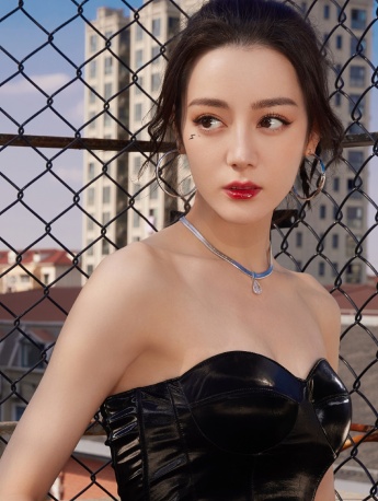 迪麗熱巴黑色胸衣美艷性感寫真