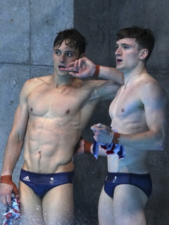 东奥男子双人10米跳台冠军高清图