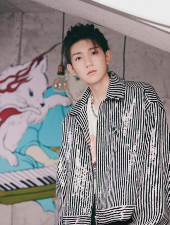 王源黑白亮片外套帥氣寫真圖片