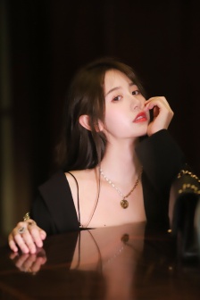 一栗莎子包臀短裙魅惑性感写真