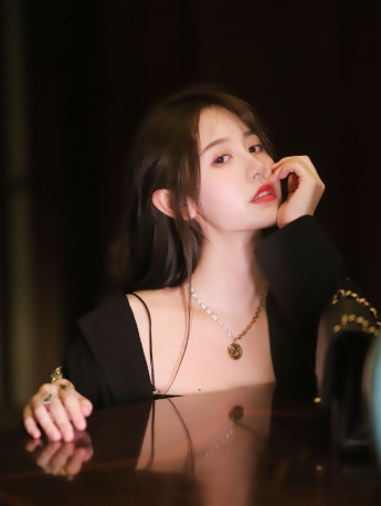 一栗莎包臀短裙魅惑性感寫真