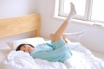 带着耳机的女孩性感撩人白丝美腿写真