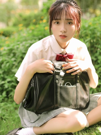 超短裙美女戶外學院制服寫真