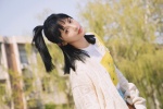 彭小蔣立夏校園風甜美寫真圖片