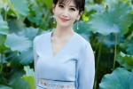 Zhao Yazhi's elegant and sexy photo by the lotus pond