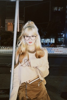 美女井川里予随性街拍写真