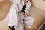 Zhou Bichang's fashionable and sexy photo in silk light purple shirt