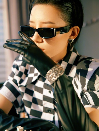 Li Sidani cool, fashionable and sexy photo pictures