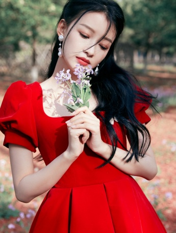 Sun Yi's sweet and sexy photo in red rose princess dress