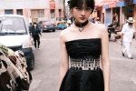 Wen Qi's sexy photo album in breast-wrapped skirt