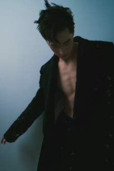 許魏洲帥氣生日寫真照圖片