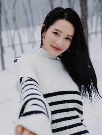 李沁春日雪地氛围感写真照