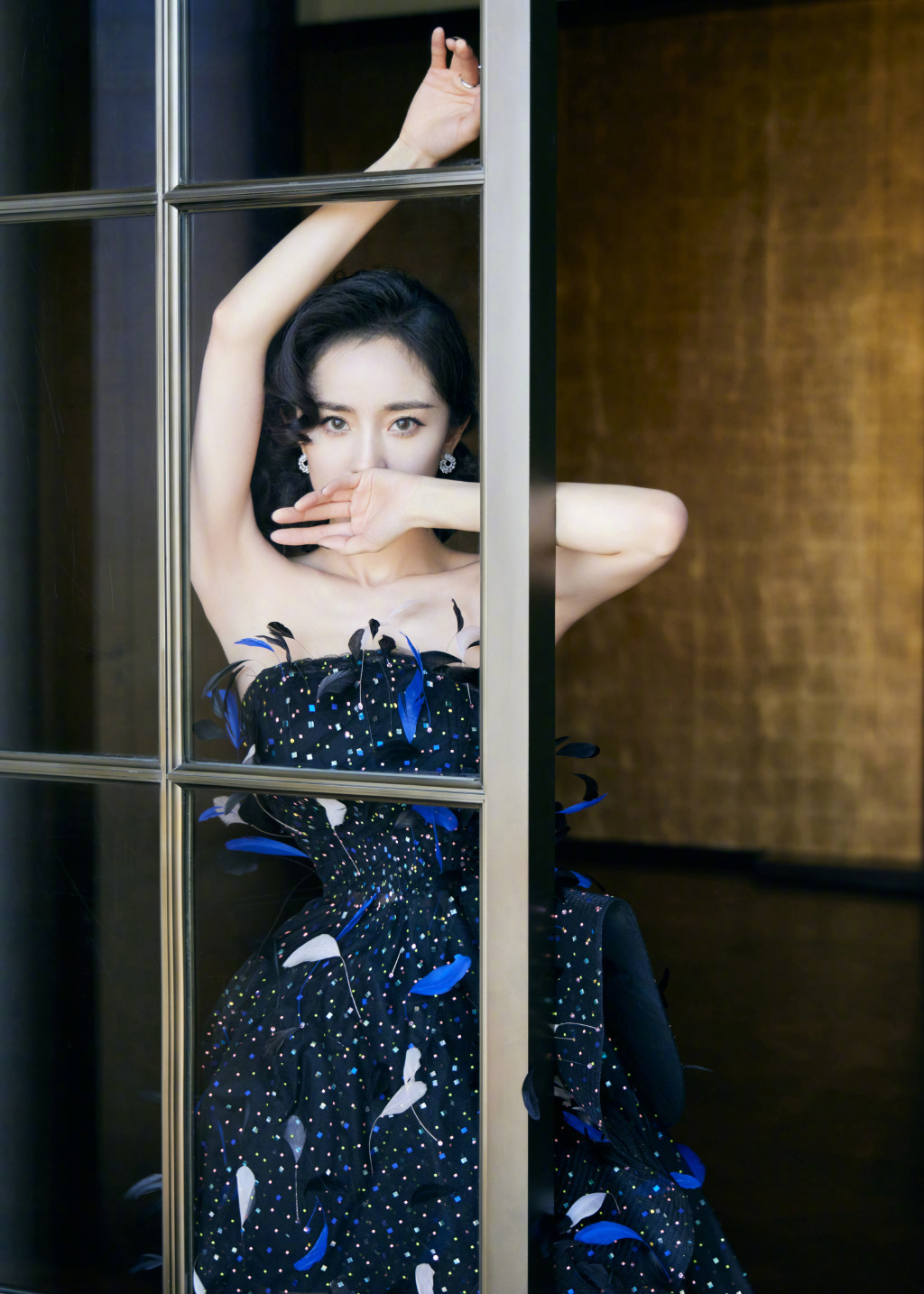 杨幂《时尚芭莎》二月刊封面大片，神秘优雅的摩登女郎