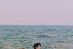 王源印花衬衣帅气海边写真