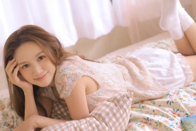 Temperament smiling beauty sexy picture wallpaper