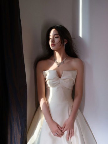 Li Wanda's charming and sexy photo of white tube top