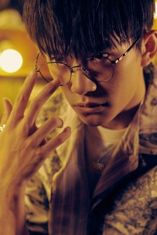 Handsome guy Yi Yang Qianxi's photo mobile wallpaper