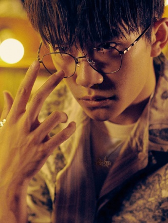 帅哥易烊千玺写真手机壁纸