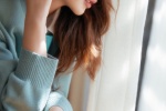 Li Qin's fashionable and sweet photo in mint green sweater