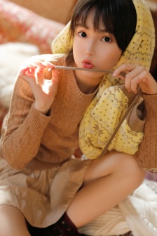 白皙美女學生妹甜美居家寫真