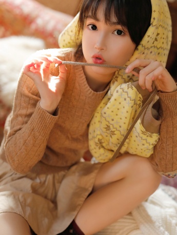 白皙美女学生妹甜美居家写真