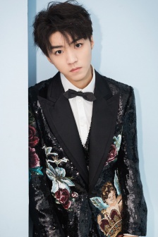 王俊凯刺绣西服帅气写真手机壁纸