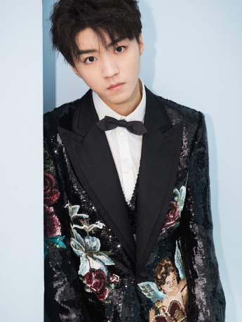 Wang Junkai embroidered suit handsome photo mobile wallpaper