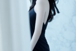 Jing Tian wears a black sloping shoulder dress in a hot and sexy photo