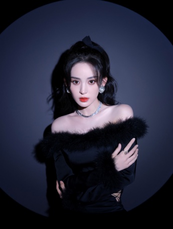 Beauty Nazha's one-shoulder dress is charming and sexy photo