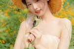 清新又性感的花海少女写真图片