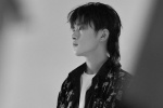 易烊千玺黑白质感写真高清壁纸