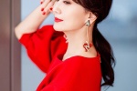 Zhao Yazhi's red puff sleeve dress is bright and charming photo pictures