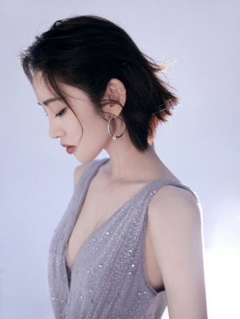 Tang Yixin's charming and sexy photo in starry sky gauze skirt