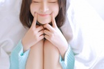 带着耳机的女孩性感撩人白丝美腿写真