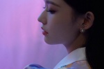 Lin Yun's retro sexy photo in purple printed top