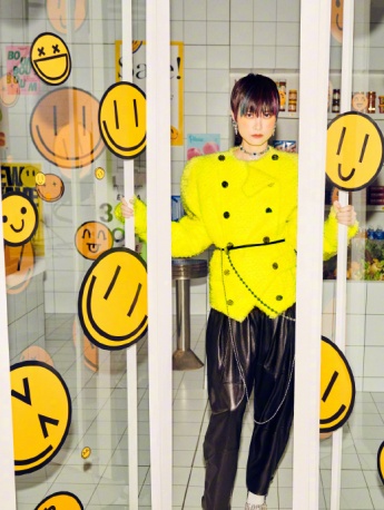 李宇春便利店时尚杂志写真大片