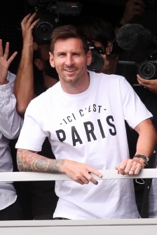 Beautiful pictures of Messi arriving in Paris