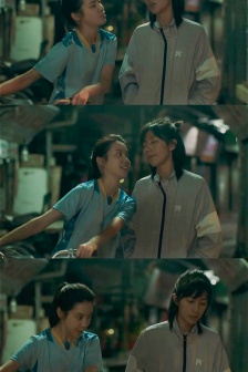 The moment I met the fragrance of flowers for the first time splicing mobile wallpaper