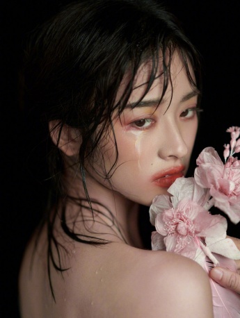 Shen Yue's fashionable and sexy photo in feather gauze skirt